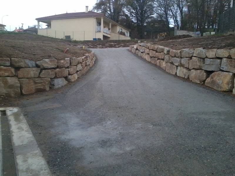 mur de soutènement près de Saint-Priest-sous-Aixe